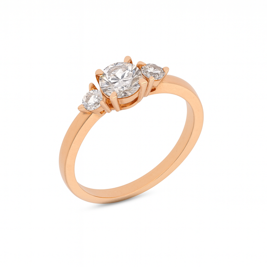 Raudono aukso žiedas su trimis baltais cirkoniais
