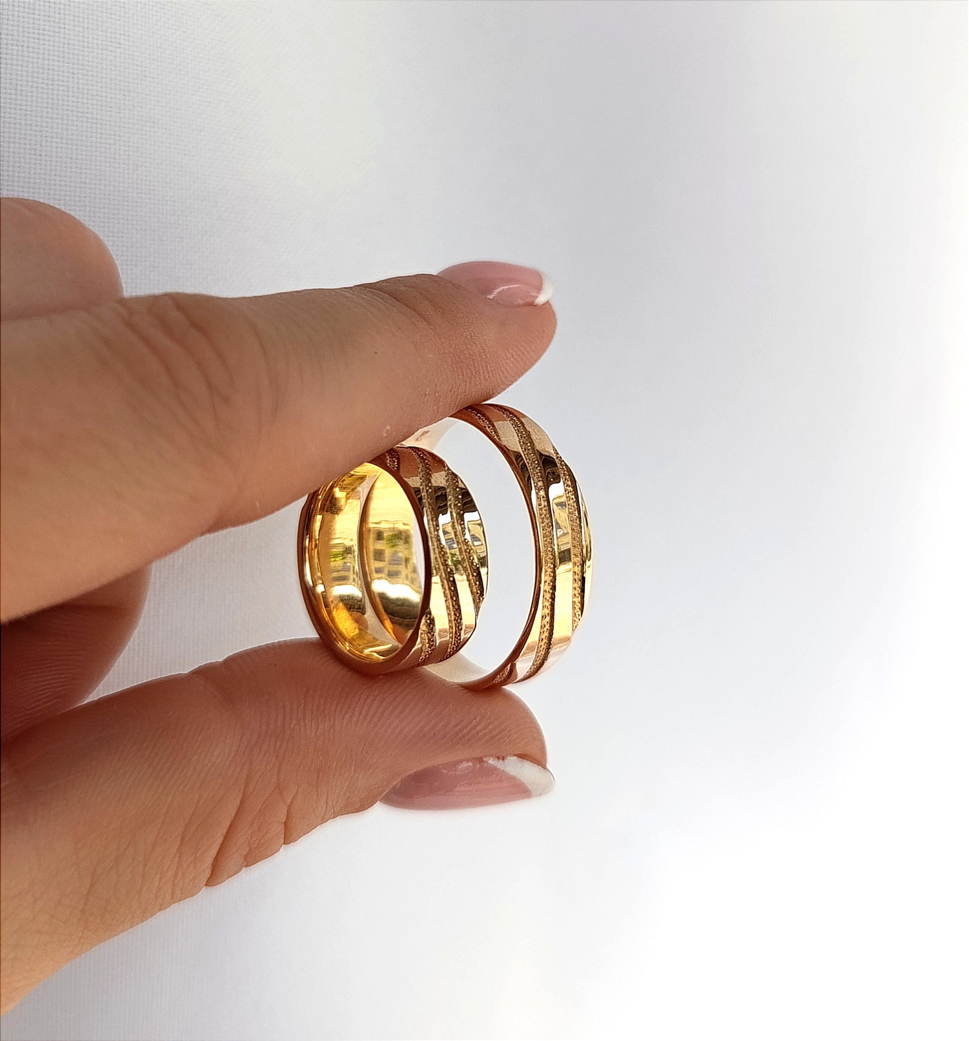 Žiedų pora iš rožinio aukso, 6 mm, švelni banguota faktūra, minimalistinis dizainas