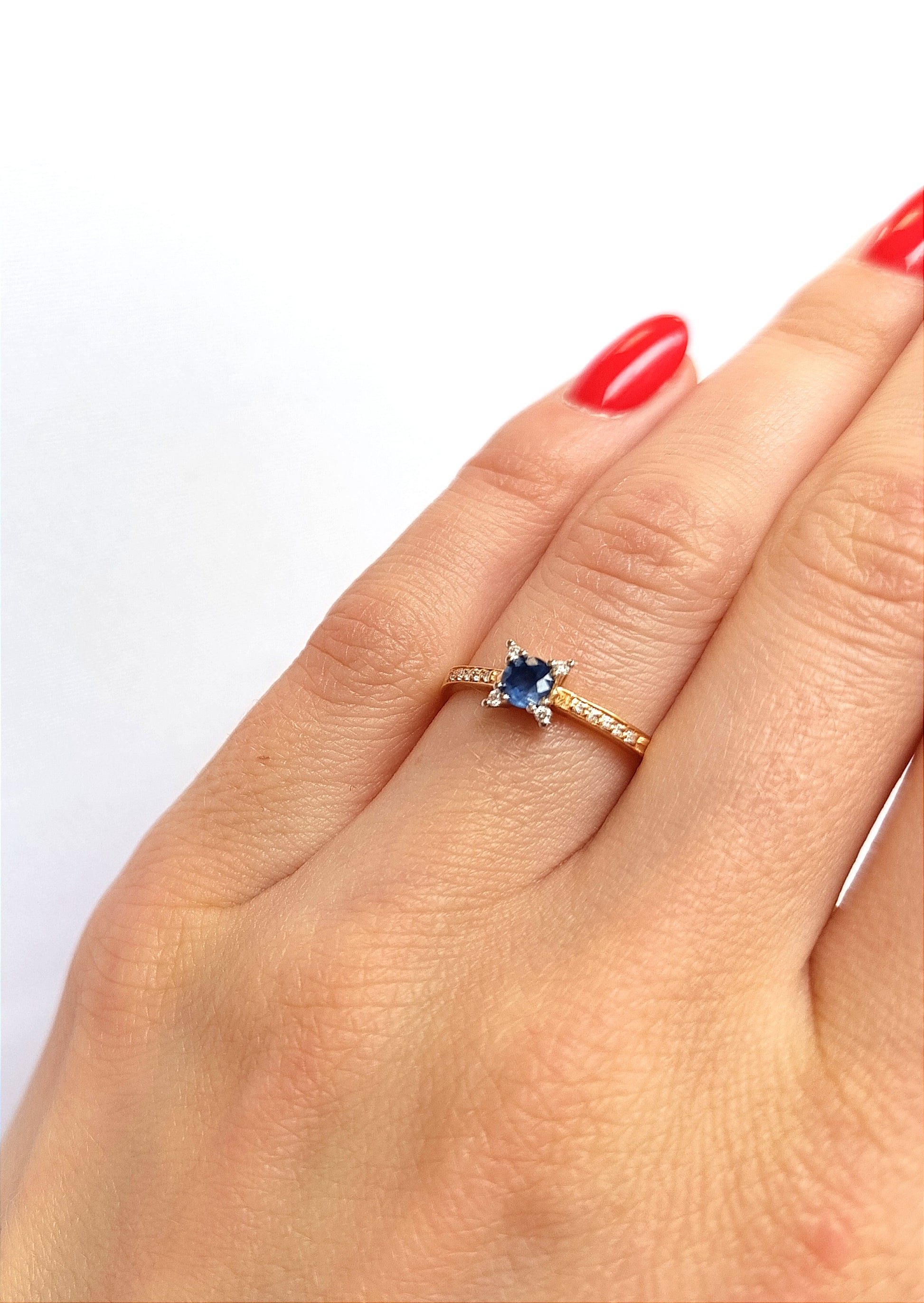 Žiedas su safyru deimantais 0.07ct. Kolje