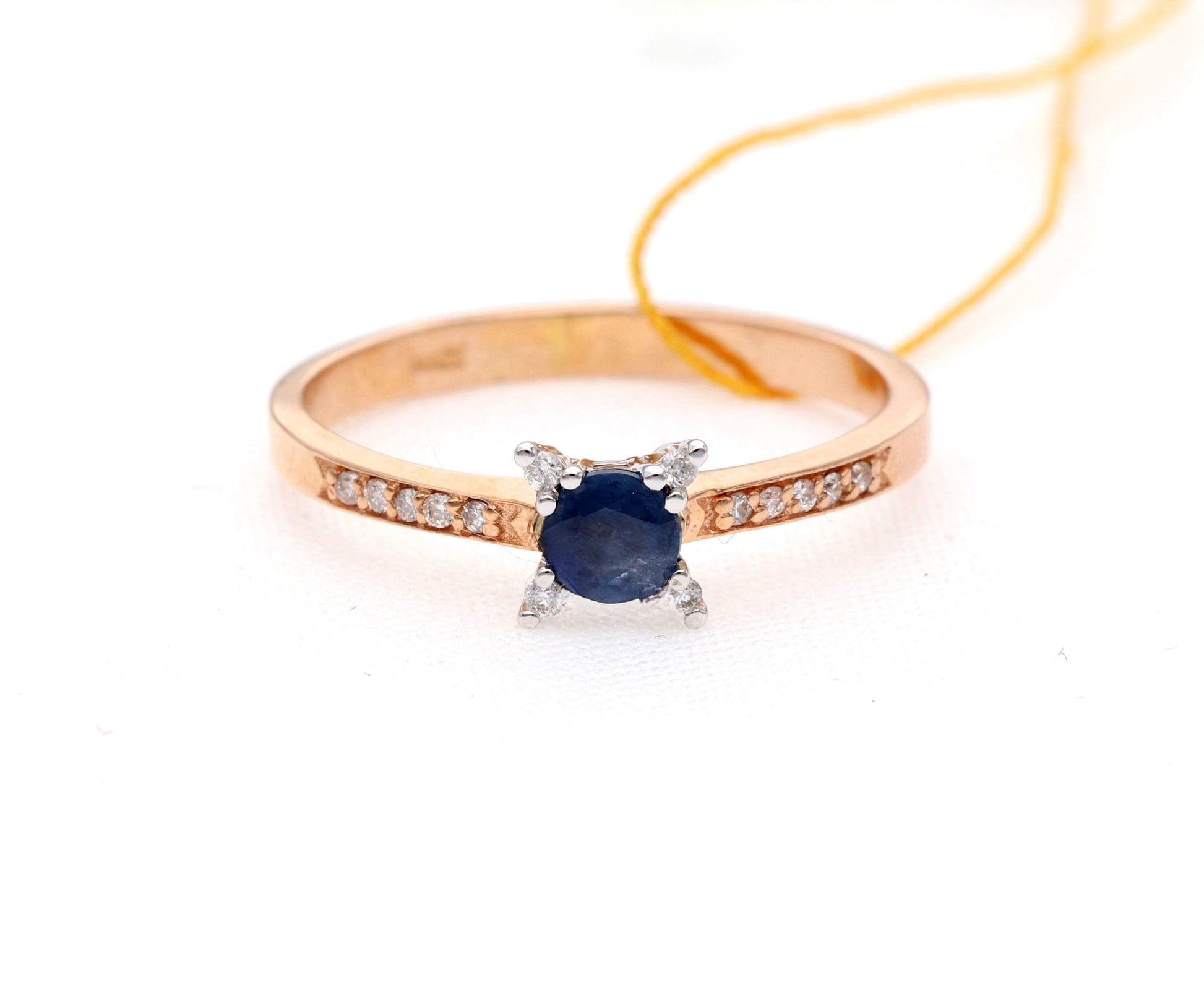 Žiedas su safyru deimantais 0.07ct. Kolje