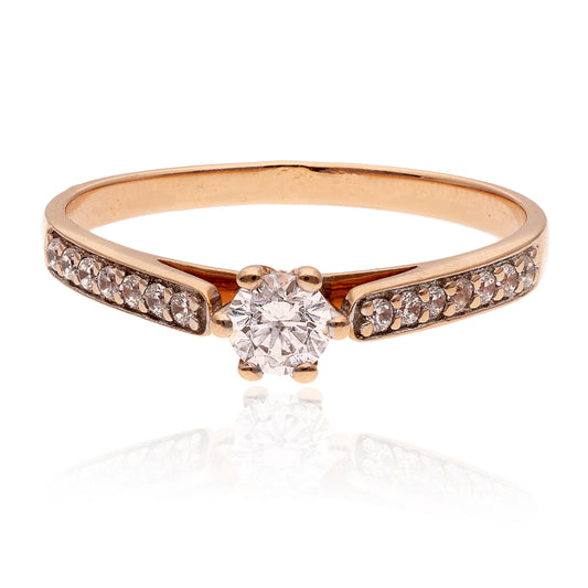 Raudono aukso žiedas su cirkoniais, šoninis kampas, poliruotas paviršius