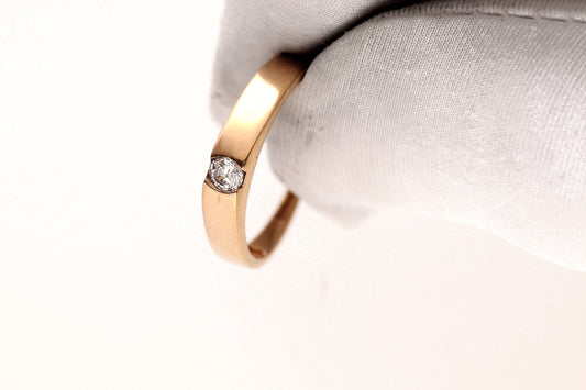 Raudono aukso žiedas su cirkoniu, šoninis kampas, glotnus paviršius