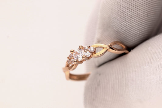 Pintas raudono aukso žiedas su cirkoniais, šoninis kampas, poliruotas paviršius