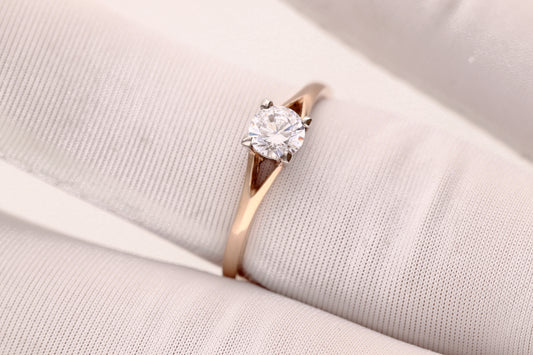 Raudono aukso žiedas su cirkoniu, šoninis kampas, klasikinis stilius