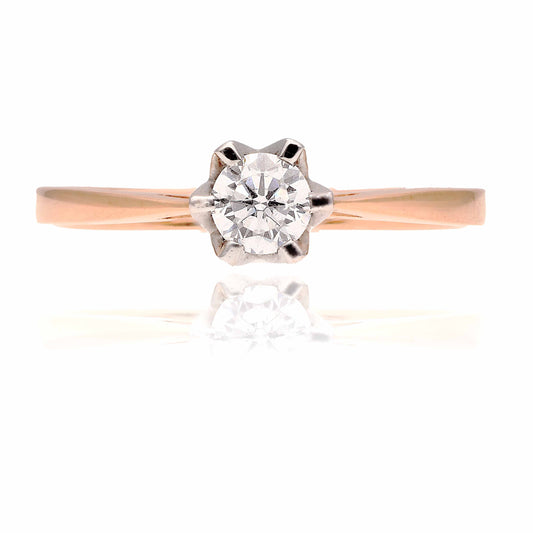 Žiedas iš raudono ir balto aukso su cirkoniu, šoninis kampas, subtilus blizgesys