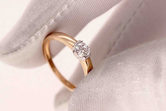 Raudono ir balto aukso žiedas su įstatytu akmeniu, minimalistinis stilius