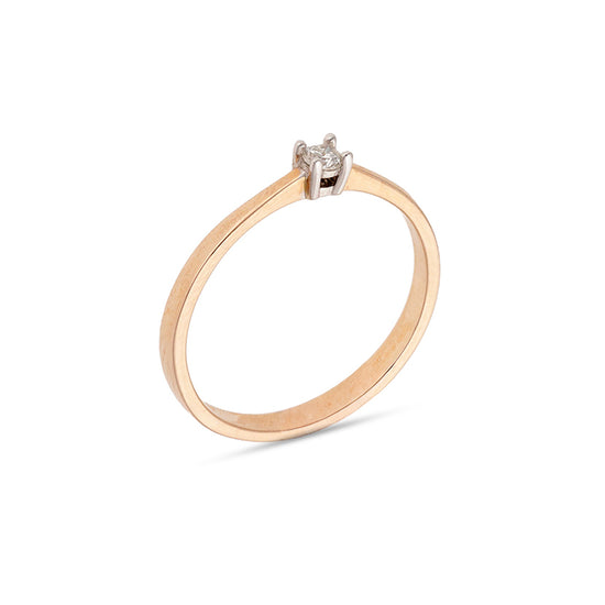 Subtilus balto aukso žiedas su briliantu spindi rafinuotu žavesiu. Tai puikus pasirinkimas moteriai, vertinančiai eleganciją, kokybę ir laiko patikrintą stilių.