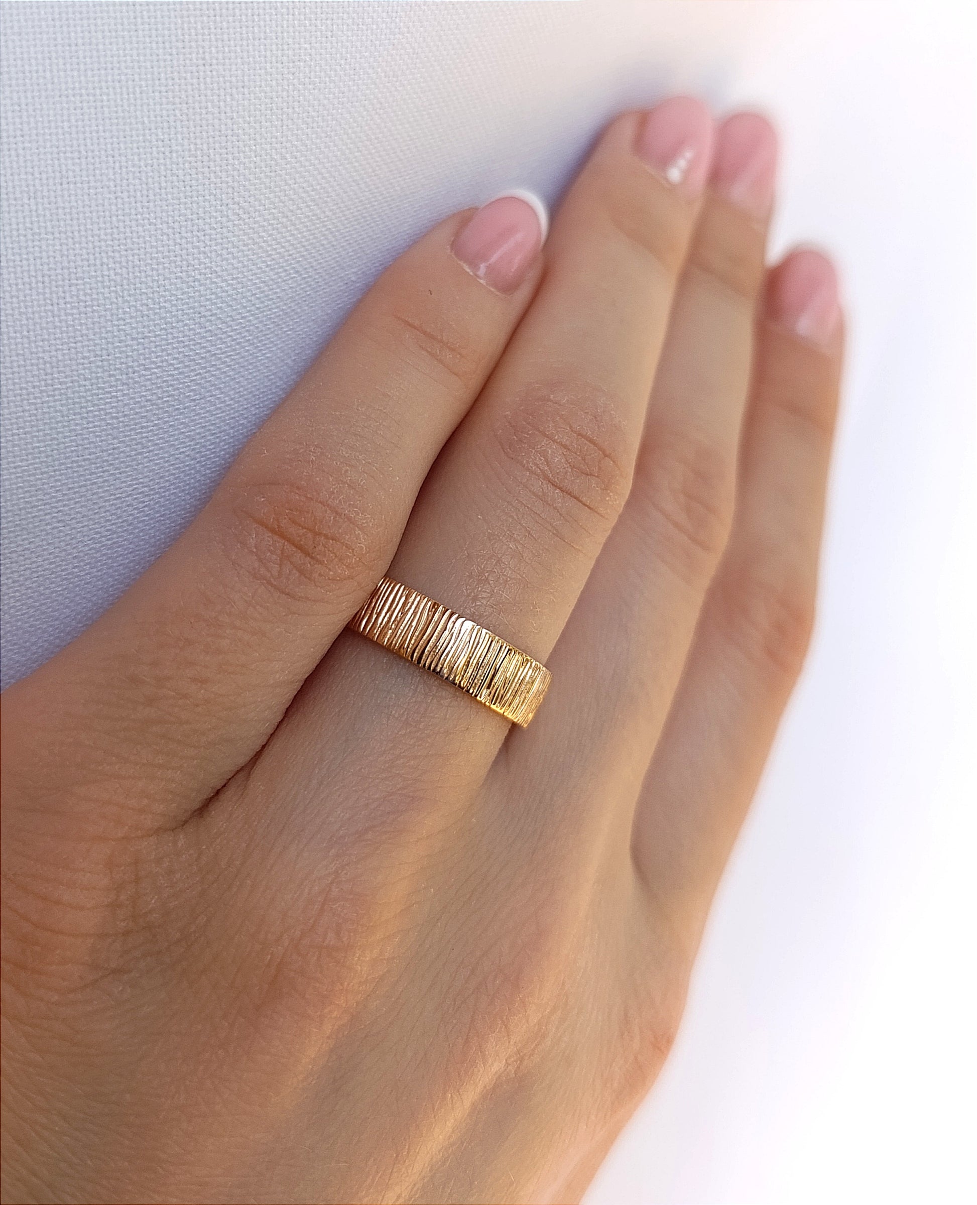 Žiedų pora iš rožinio aukso, 5 mm, lininė tekstūra, minimalistinis dizainas