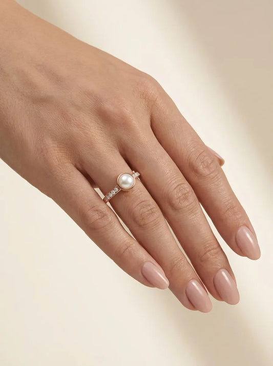 Raudono aukso žiedas su perlamutru ir cirkoniais 2,33 g (19 dydis)