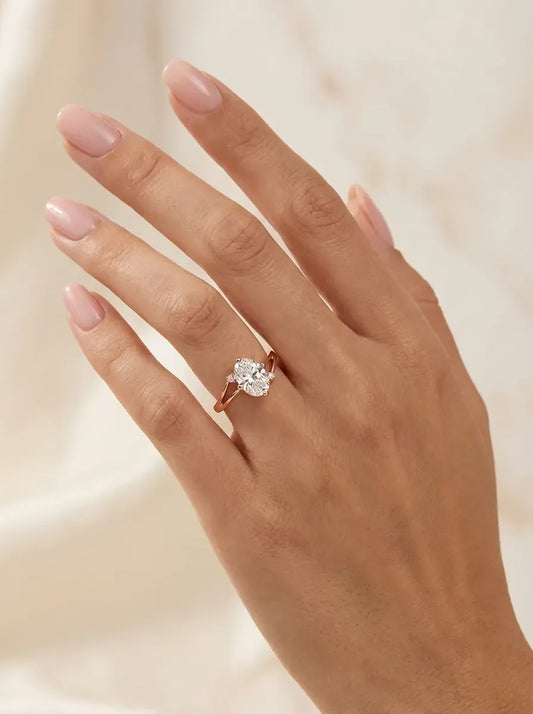 Auksinis žiedas su dideliu centriniu akmeniu 2,06 g (18 dydis)