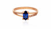 Raudono aukso žiedas su mėlynu cirkoniu ir šoninėmis akutėmis