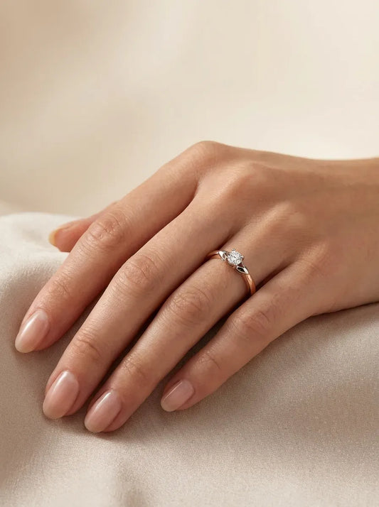 Žiedas su deimantu 0.05ct.