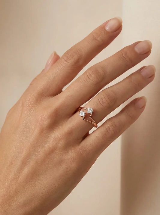 Auksinis žiedas su dviem kvadratiniais akmenimis 1,57 g (18 dydis)