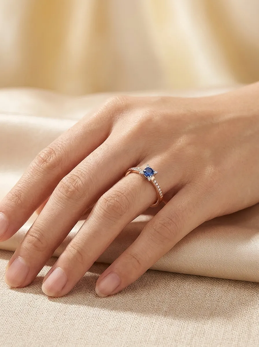 Auksinis žiedas su mėlynu safyru ir šoniniais deimantais