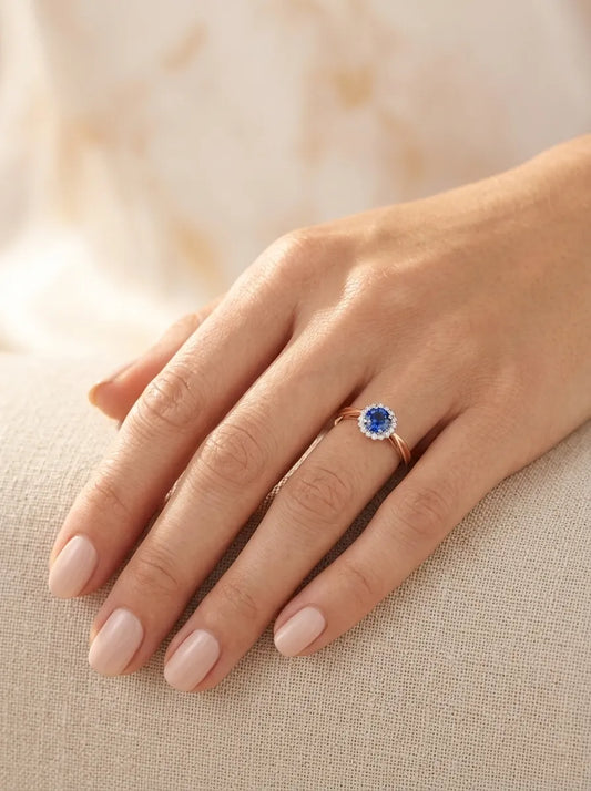 Auksinis žiedas su mėlynu brangakmeniu ir briliantais