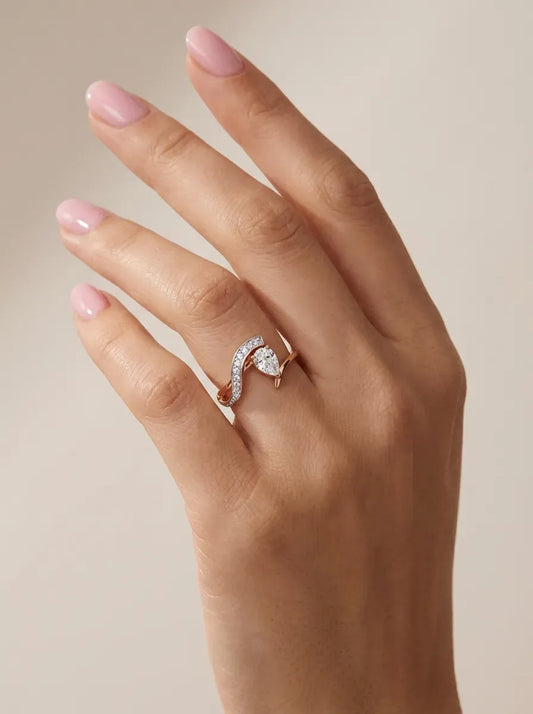 Raudono aukso žiedas su cirkoniais 2,62 g (18,5 dydis)