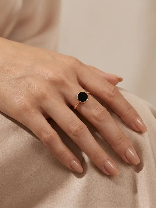 Raudono aukso žiedas su juodu akmeniu 1,80 g (18.5 dydis)