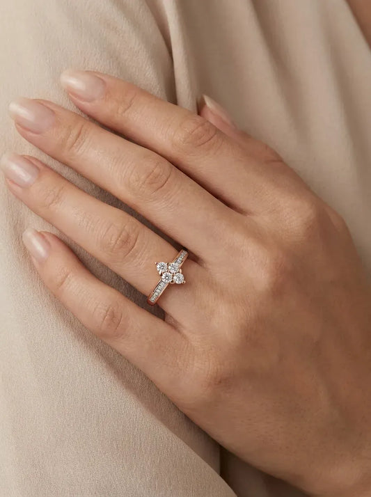 Auksinis žiedas su keturiais akmenimis 2,14 g (18 dydis)