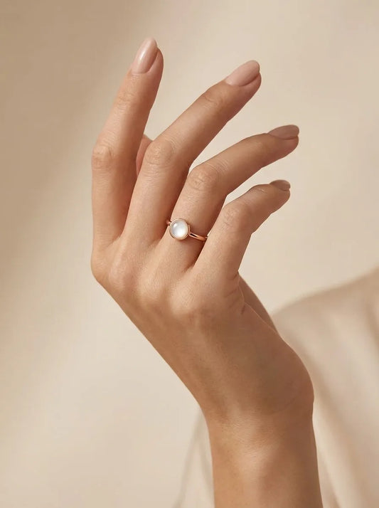 Auksinis žiedas su perlamutru 1,68 g (18 dydis)