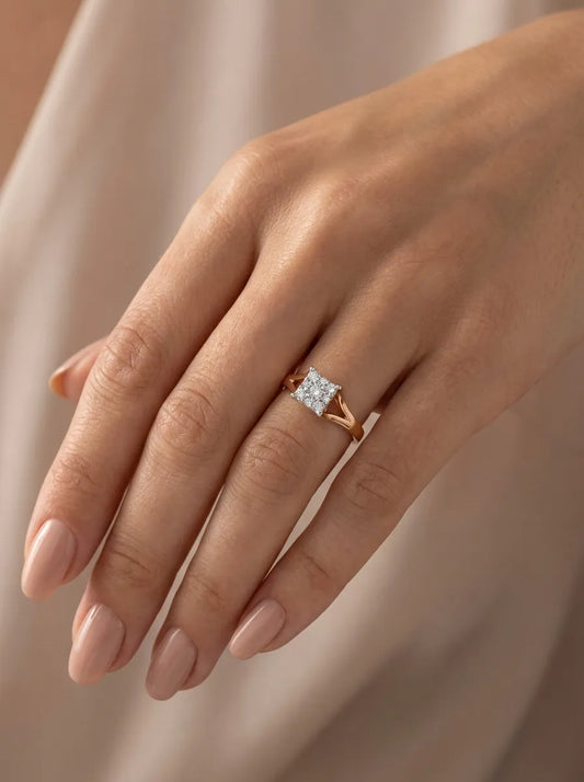 Auksinis žiedas su kvadratine akmenų kompozicija 2,07 g (18 dydis)