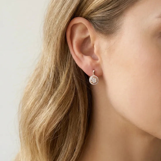 Auskarai su deimantais ir šiltu aukso atspalviu