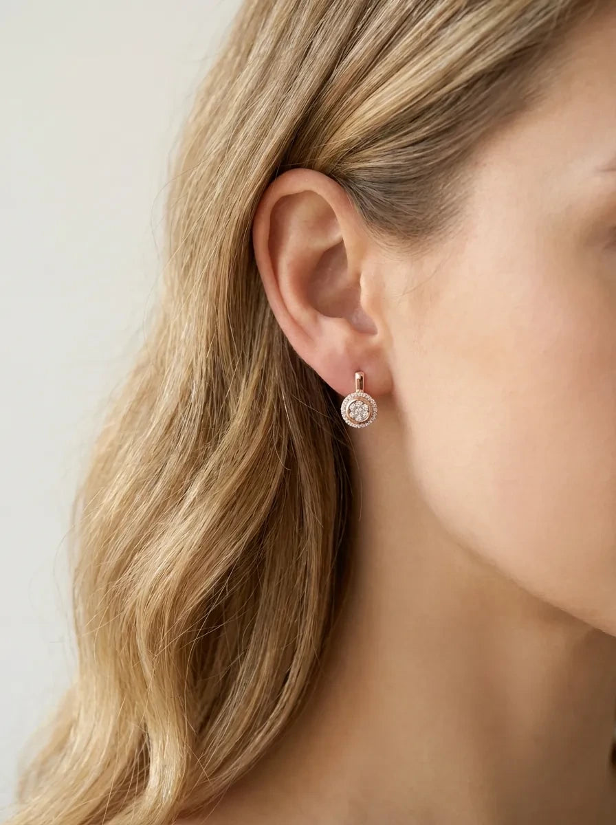 Auskarai su deimantais ir šiltu aukso atspalviu