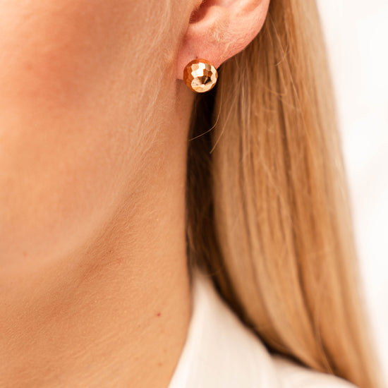 Auksiniai auskarai moterims mažam, bet stilingam akcentui.