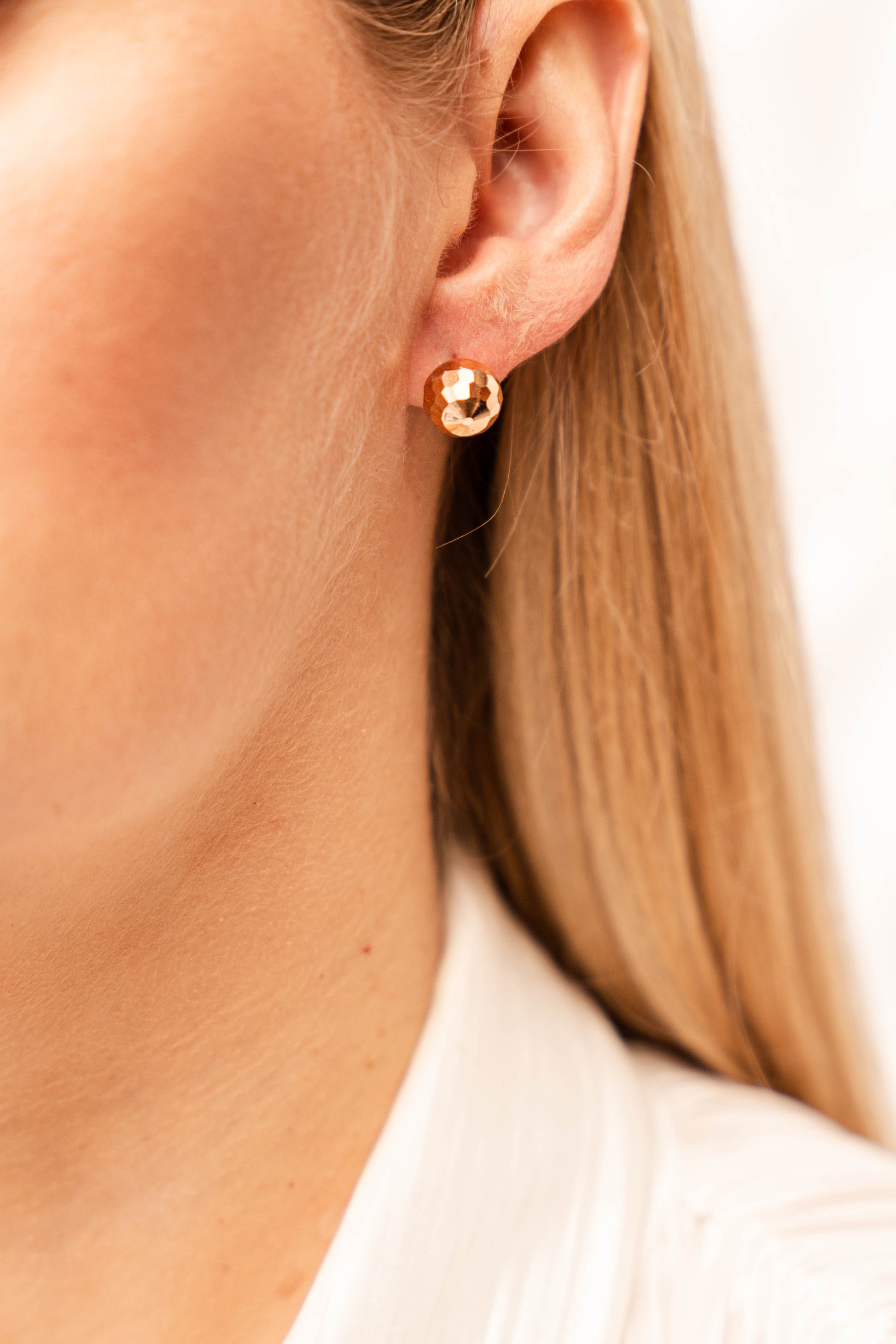 Auksiniai auskarai moterims mažam, bet stilingam akcentui.