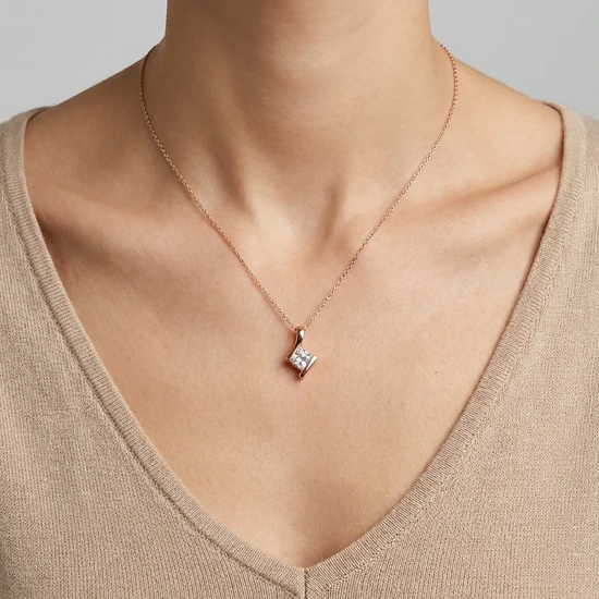 Geometrinis auksinis pakabukas su cirkoniu