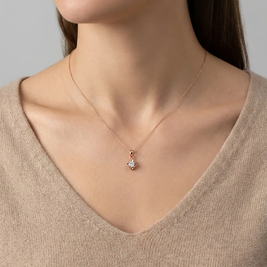 elegantiškas pakabukas su centriniu cirkoniu