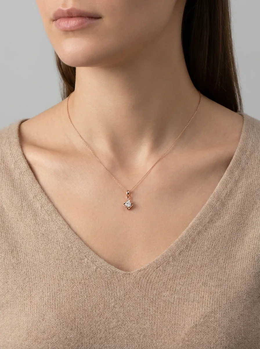 elegantiškas pakabukas su centriniu cirkoniu