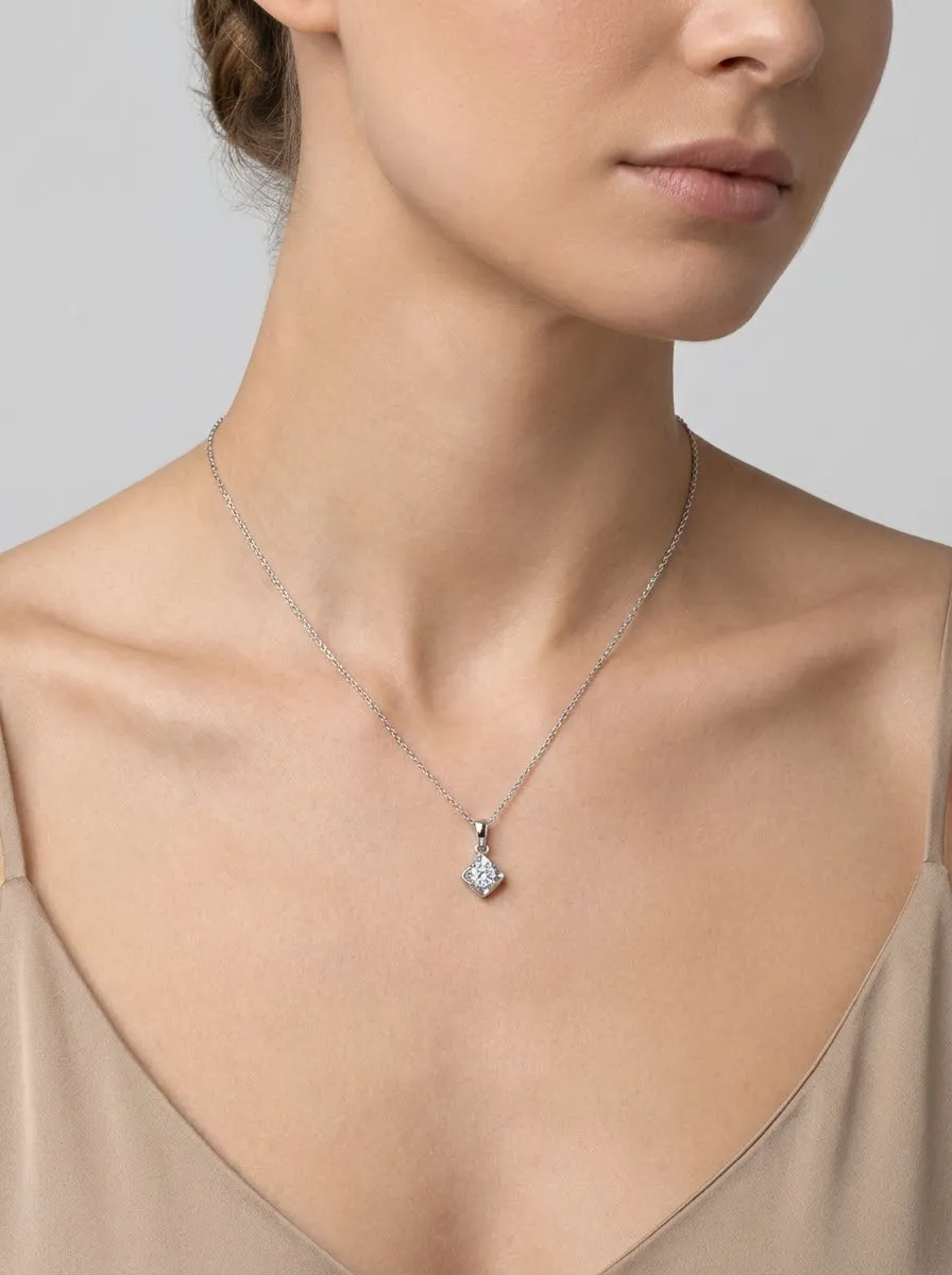 Pakabukas su cirkoniu ir blizgiu kvadratiniu rėmeliu