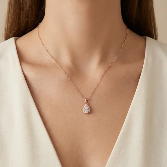 Elegantiškas pakabukas su centriniu cirkoniu