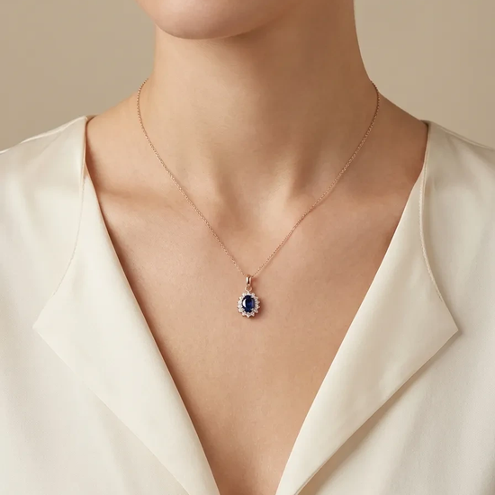 Elegantiškas pakabukas su mėlynu centru