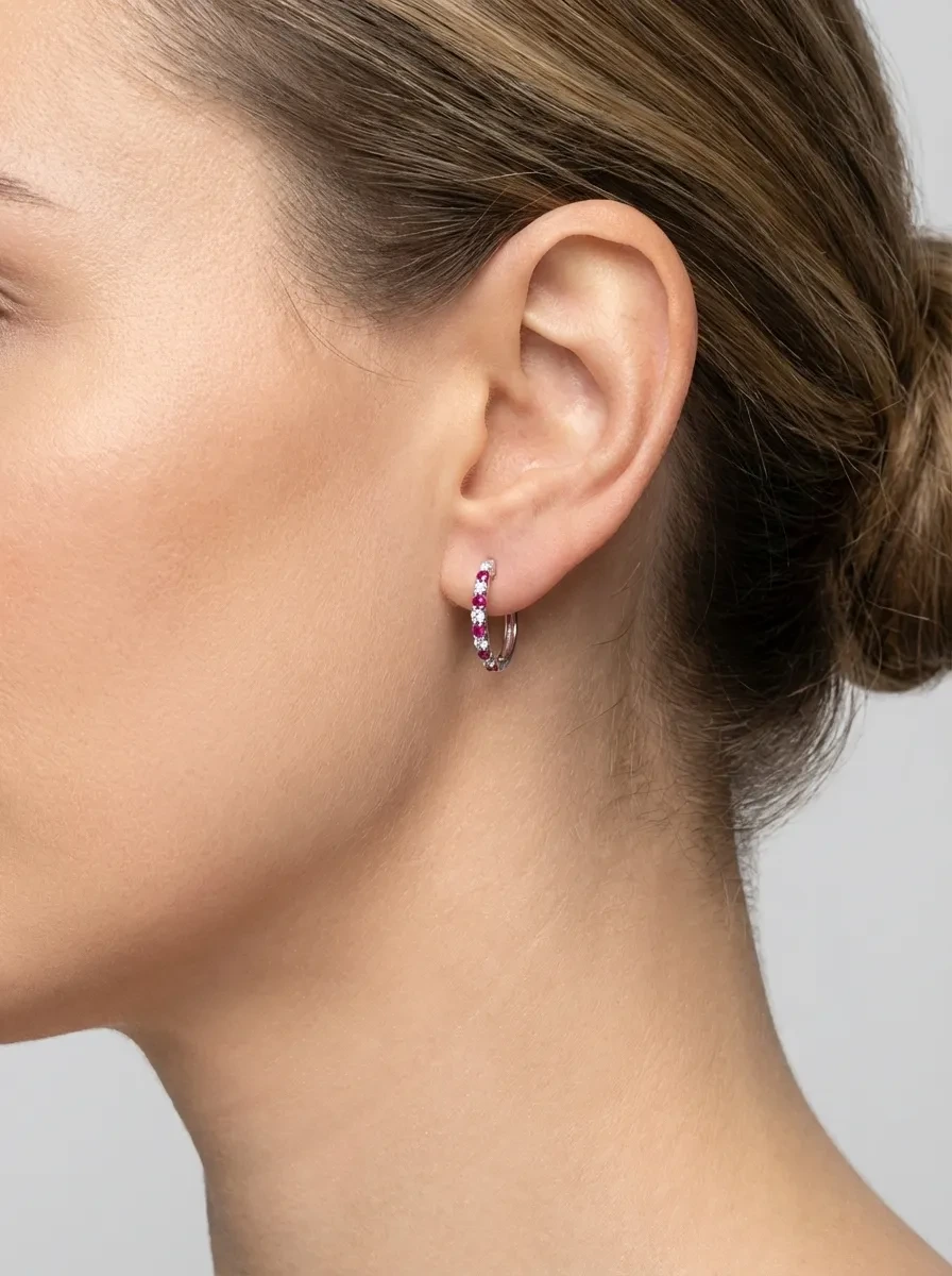 Elegantiški auskarai iš balto aukso su rubinais – detalus fragmentas