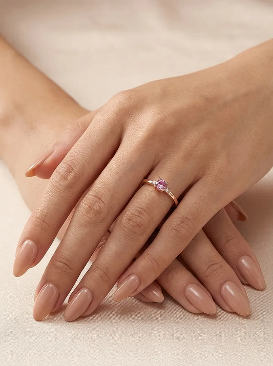 Prabangus moteriškas auksinis žiedas su rožiniu akmeniu