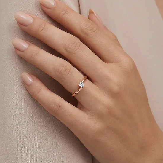 Prabangus moteriškas auksinis žiedas su apvaliu akmeniu