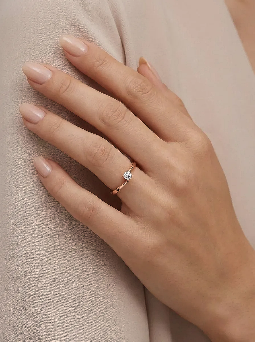 Prabangus moteriškas auksinis žiedas su apvaliu akmeniu