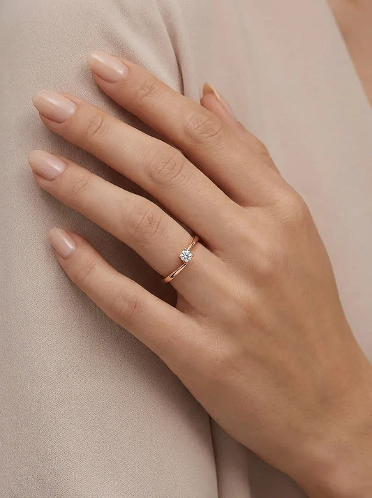 Prabangus moteriškas auksinis žiedas su apvaliu akmeniu