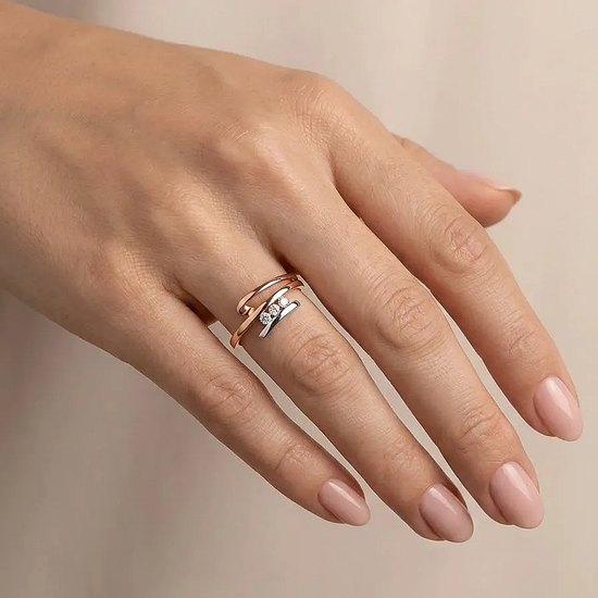 Moteriškas auksinis žiedas su trimis cirkoniais