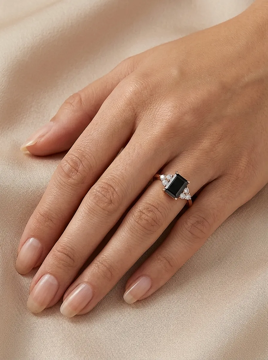 Moteriškas auksinis žiedas su juodu akmeniu