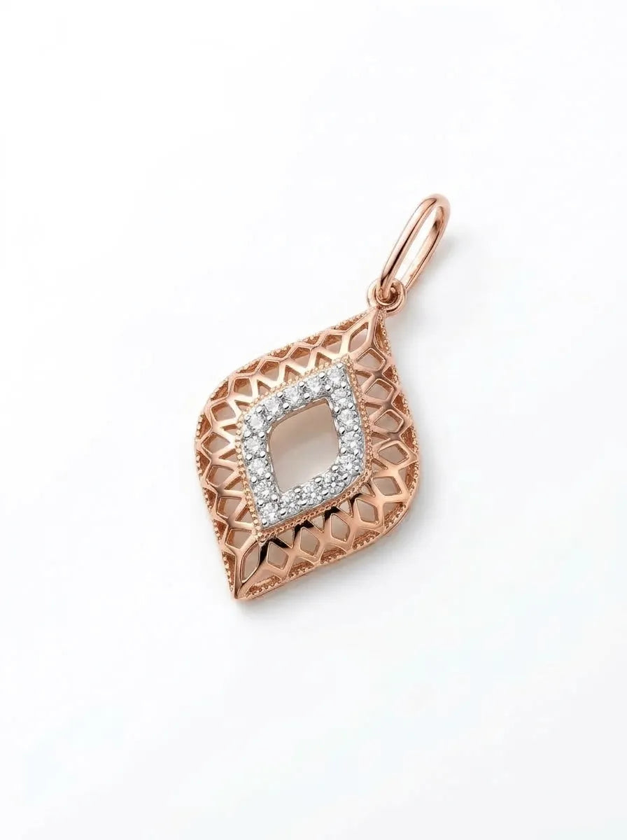 Elegantiškas auksinis pakabukas su ažūriniu ornamentu ir cirkoniais