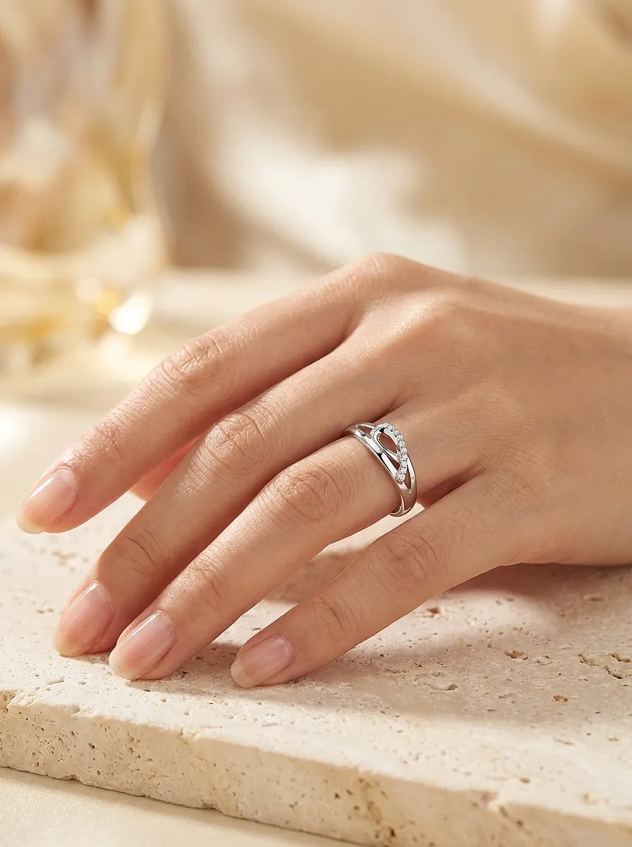 Auksinis žiedas su briliantais 0,05 ct