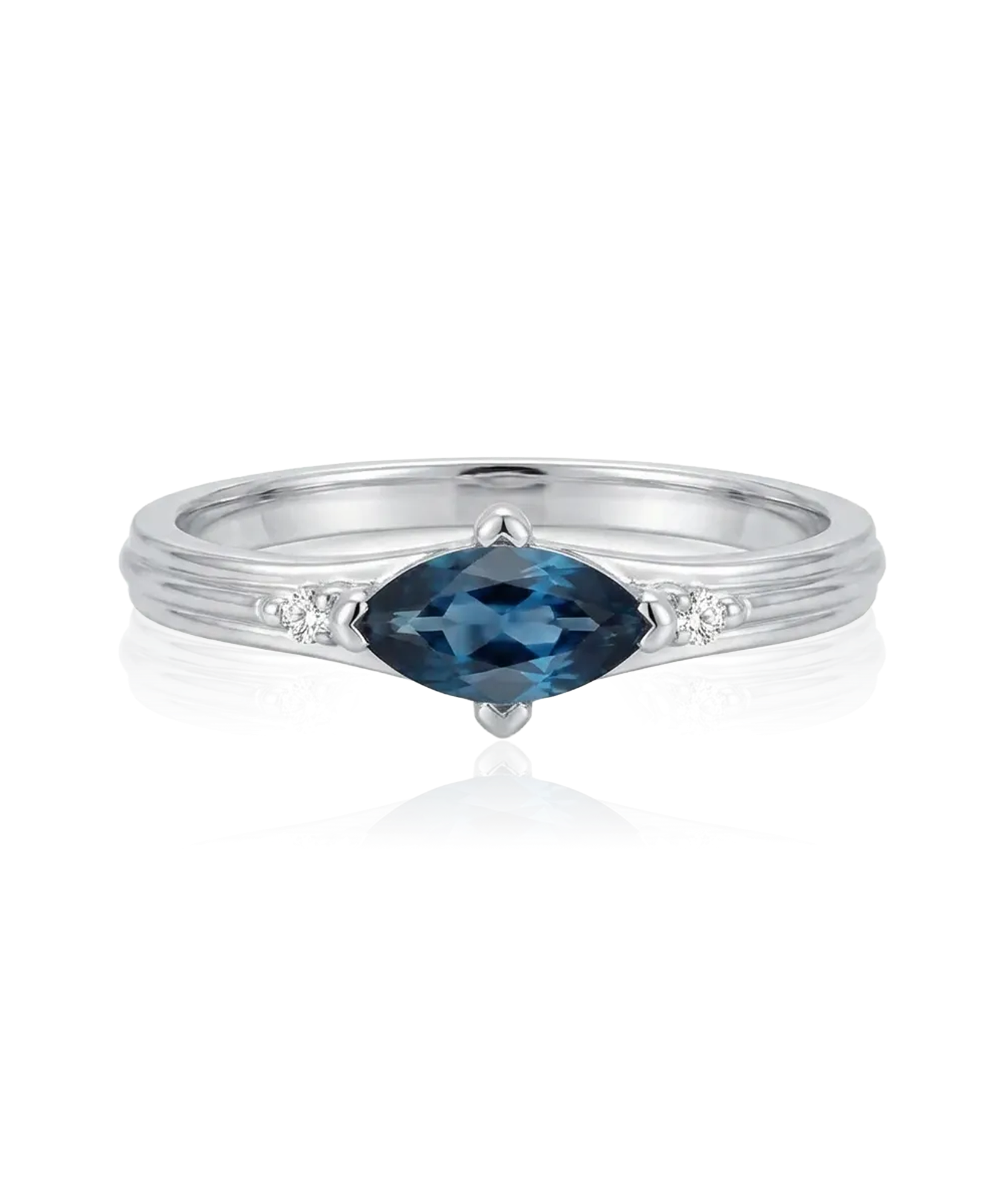 Balto aukso žiedas su safyru ir briliantais