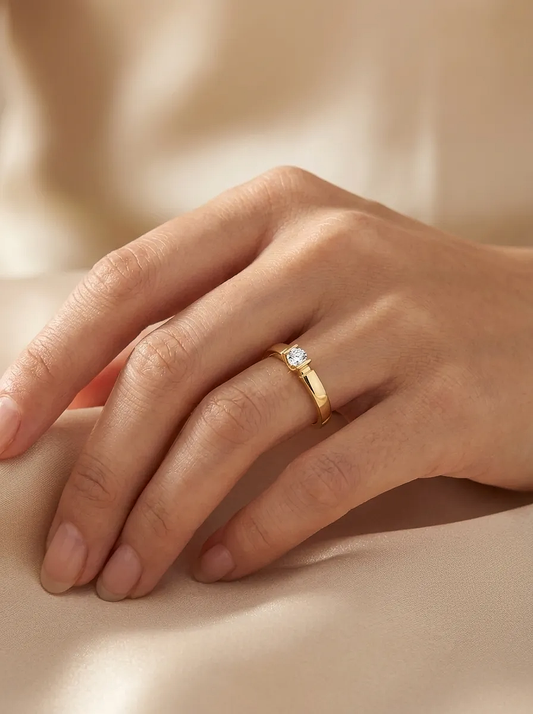 Moteriškas auksinis žiedas su briliantu