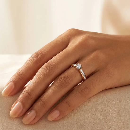 Rožinio aukso žiedas su briliantais