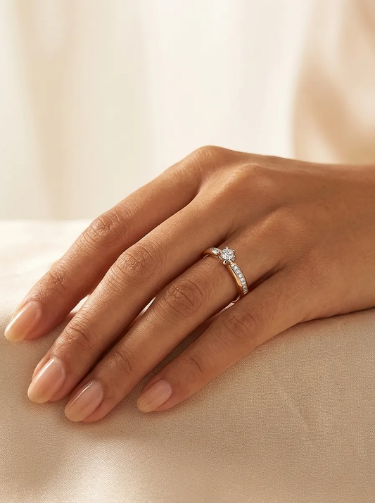 Rožinio aukso žiedas su briliantais