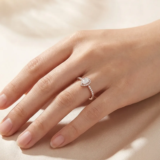 Rožinio aukso žiedas su centriniu briliantu