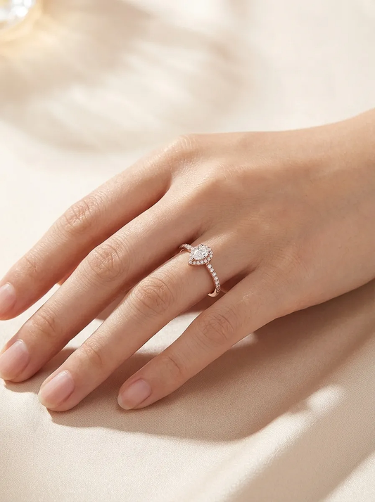 Rožinio aukso žiedas su centriniu briliantu