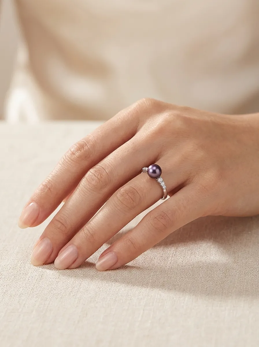 Balto aukso žiedas su tamsiu perlu